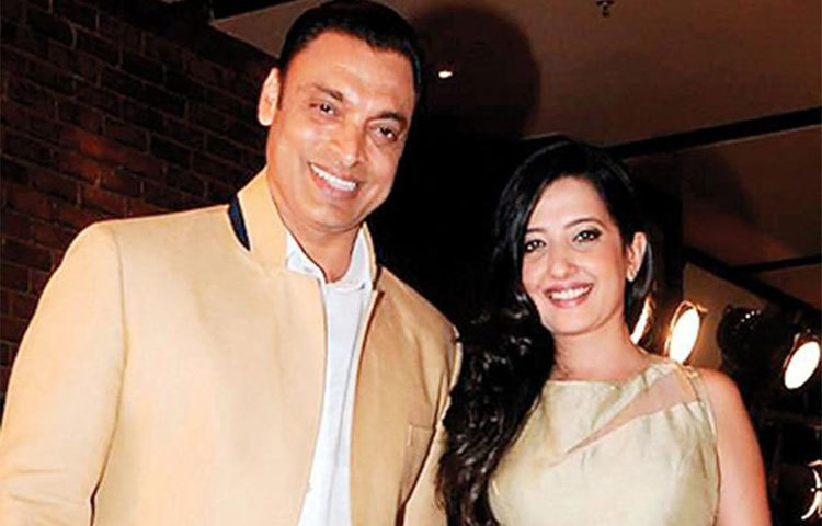 শোয়েব আখতারের বয়স ৪১ বছর, তার স্ত্রী রুবাব খানের বয়স ২৩ বছর। তাদের বয়সের পার্থক্য ১৮ বছর।