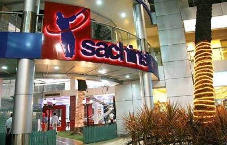 শচীন টেন্ডুলকারও মুম্বাইয়ে এটি রেস্তোরাঁ খুলেছিলেন। নাম ‘টেন্ডুলকার’স’। ২০০৭ সালে রেস্তোরাঁ বন্ধ করে দেন শচীন।