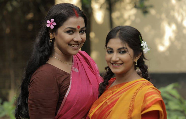 দুজনার চুলে ফুল গুজেছেন। শশী-রুনা গাজীপুরের পূবাইলে ‘প্রিয়তমেষু’ নাটকের শুটিং সম্পন্ন করেছেন।