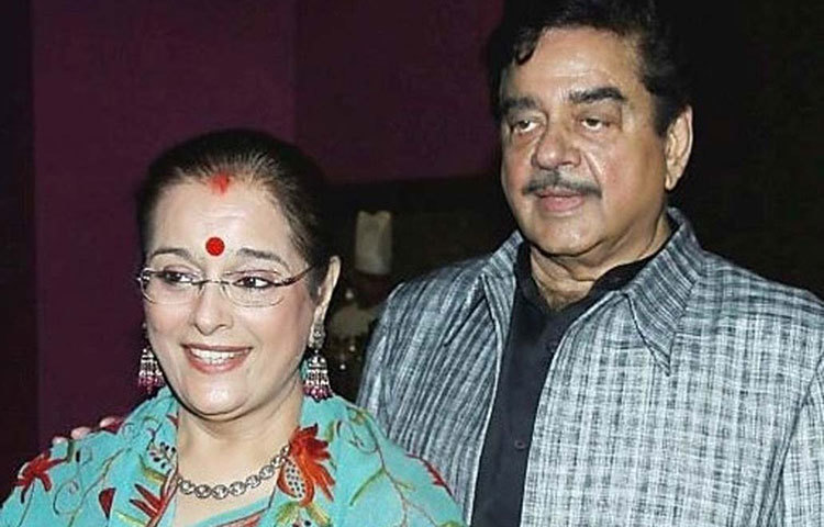 অভিনেত্রী রীনা রায়ের সঙ্গে শত্রুঘ্ন সিনহার পরকীয়ার কথা চলচ্চিত্র দুনিয়ার অন্যতম সেরা গসিপ। কিন্তু স্ত্রী পুনম সিনহা সব সময়ই তার পাশে ছিলেন।