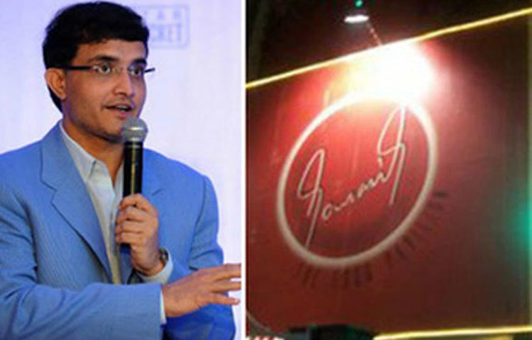 সৌরভ’স-দ্য ফুড প্যাভেলিয়ন নামে একটি রেস্তোরাঁ খুলেছিলেন সৌরভ গাঙ্গুলি। তবে ২০১১ সালে এই রেস্তোরাঁটি বন্ধ করে দেয়া হয়।