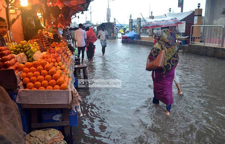 সদরঘাট এলাকার রাস্তা বৃষ্টির পানিতে ডুবে আছে, ফলে ফুটপাথের ব্যবসায়ীরা বিপাকে পড়েছে। ছবি : বিপ্লব দিক্ষিৎ