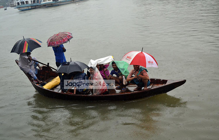 সদরঘাটের এপার থেকে ওপারে নৌকা পার হচ্ছে বিভিন্ন পেশার মানুষ। ছবি : বিপ্লব দিক্ষিৎ