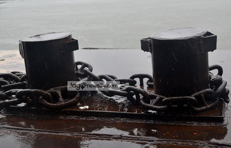 বৃষ্টিভেজা সদরঘাটের পল্টুন। টানা বৃষ্টির কারণে লোকারণ্যের এই স্থানটি এখন ফাঁকা। ছবি : বিপ্লব দিক্ষিৎ