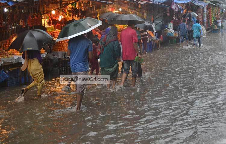 বৃষ্টি ও জলাবদ্ধতা উপেক্ষা করে ছুটছে কর্মজীবী মানুষ। বৃষ্টি হলেই দুর্ভোগে পড়ে সদরঘাট এলাকার জনগণ। ছবি : বিপ্লব দিক্ষিৎ