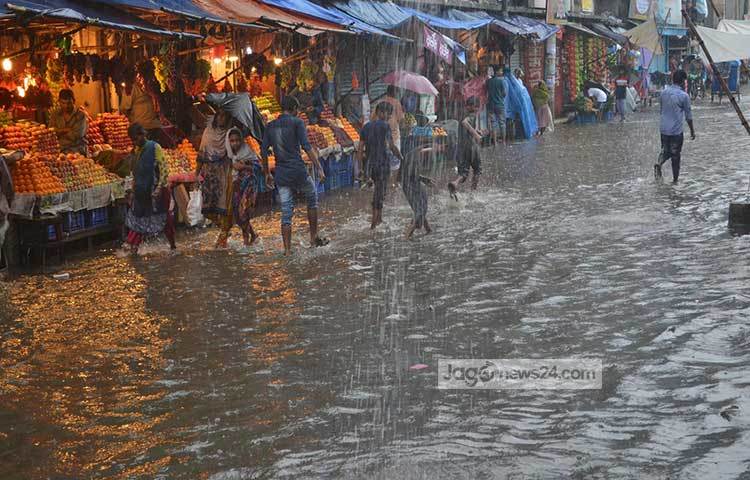 কয়েক ঘণ্টার বৃষ্টিতেই এভাবে জলে ডুবে যায় সদরঘাট এলাকা। ছবি : বিপ্লব দিক্ষিৎ