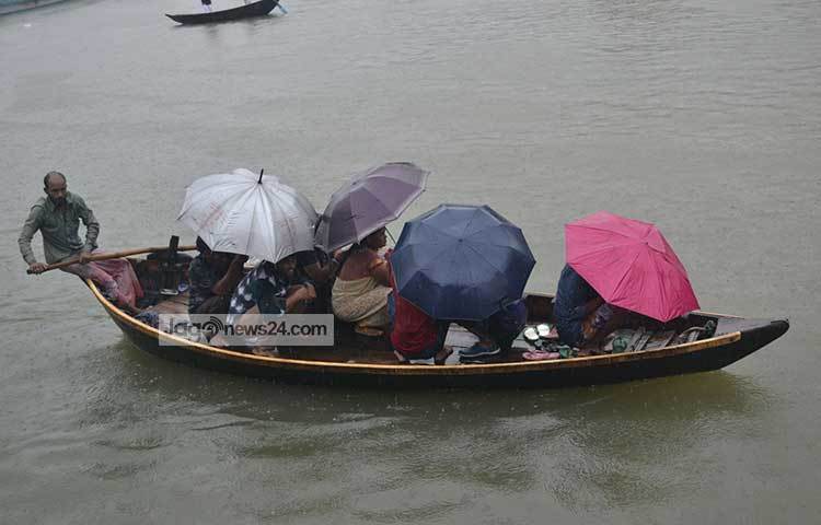 বৃষ্টিতে ভিজে যাত্রী ওপারে যাচ্ছেন মাঝি। জীবন ও জীবীকার প্রয়োজনে তারা এই ছুটে চলা। ছবি : বিপ্লব দিক্ষিৎ