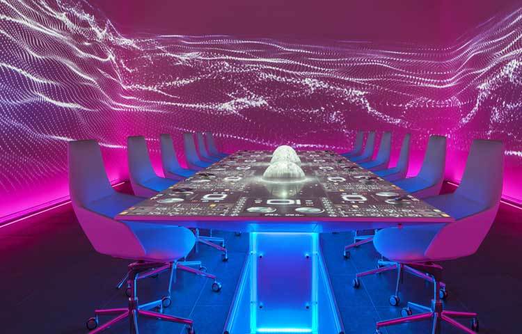 এই রেস্টুরেন্টে একবেলা খেতে প্রতিজনের ব্যয় হয় অন্তত ২ হাজার ডলার। যা প্রায় ১ লক্ষ ৬০ হাজার টাকারও বেশি!