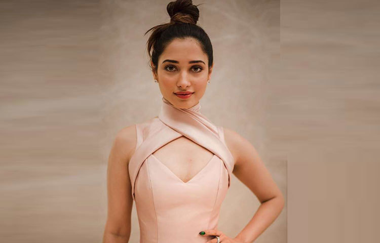 তামান্না ভাটিয়া রূপে, গুণে, ও অভিনয়ে অতুলনীয়। ভারতীয় এই নায়িকা তেলেগু ও তামিল ছবিতে অভিনয় করে দর্শকদের মুগ্ধ করেছেন।