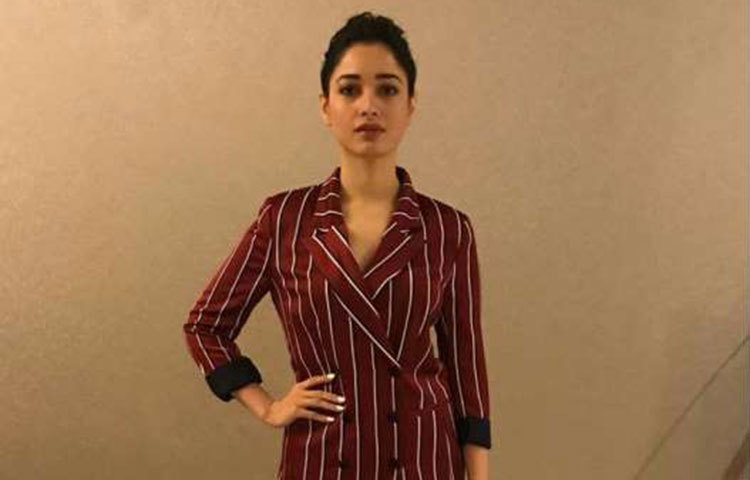 আবেদনময়ী তামান্নার অভিনয়ই সব সময়ের ধ্যান-জ্ঞান। প্রতিনিয়ত তিনি নিজের অভিনয় দিয়ে নিজেকে ছাড়িয়ে যাচ্ছেন।