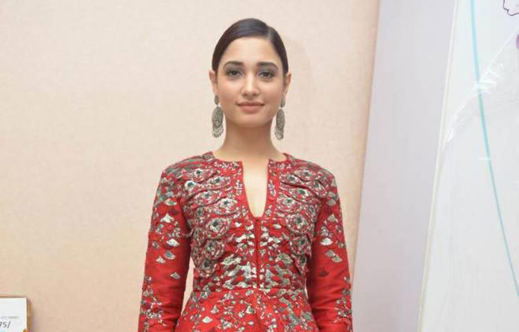 আপন মনে ফটোশুটে তামান্না।