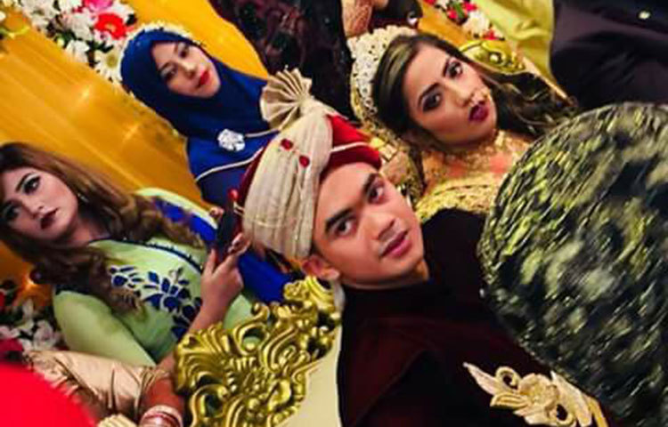 তাসকিনের স্ত্রী রাবেয়া নাঈমা আমেরিকান ইন্টারন্যাশনাল ইউনিভার্সিটি অব বাংলাদেশ (এআইইউবি)-এ পড়াশোনা করছেন। এই বিশ্ববিদ্যালয়ে তাসকিনও স্নাতক করছেন।