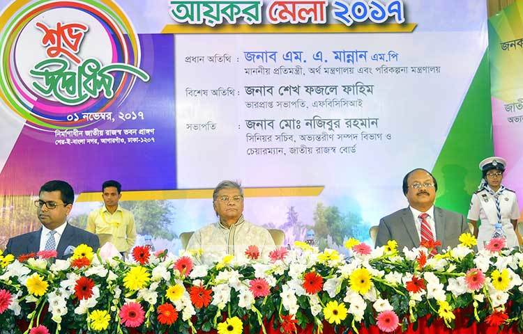 রাজধানীর আগারগাঁওয়ে নির্মাণাধীন রাজস্ব ভবনে বৃহৎ পরিসরে আজ (১ নভেম্বর) থেকে শুরু হয়েছে আয়কর মেলা। সকালে এ আয়কর মেলার উদ্বোধন করা হয়। ছবি : বিপ্লব দিক্ষিৎ