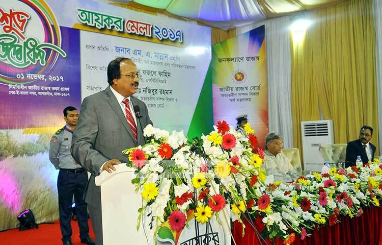 আয়কর মেলায় বক্তব্য রাখছেন জাতীয় রাজস্ব বোর্ডের চেয়ারম্যান মোঃ নজিবুর রহমান। ছবি : বিপ্লব দিক্ষিৎ