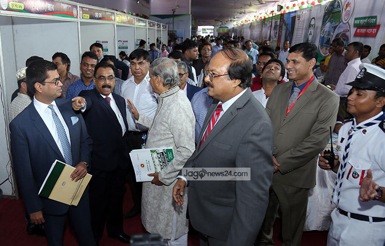 উদ্বোধনী অনুষ্ঠানের পর মেলা ঘুরে দেখছেন জাতীয় রাজস্ব বোর্ডের চেয়ারম্যান মোঃ নজিবুর রহমান। ছবি : বিপ্লব দিক্ষিৎ