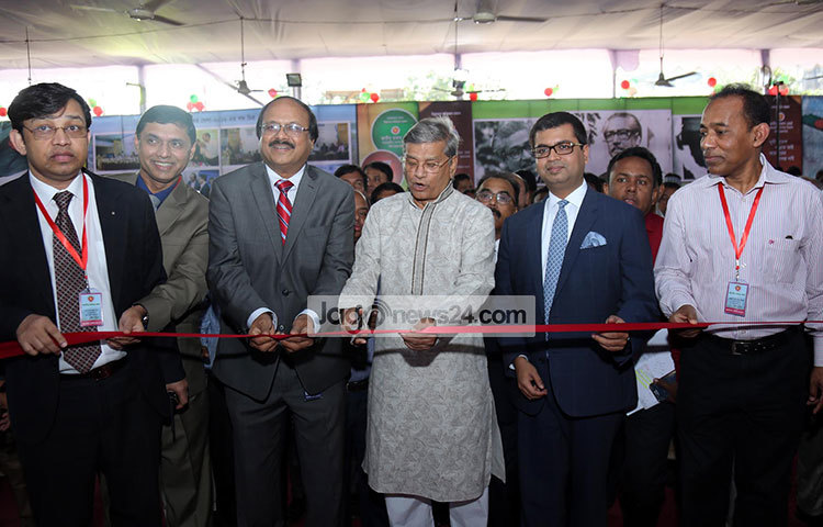 ফিতা কেটে রাজস্ব মেলার উদ্বোধন করা হয়। ছবি : বিপ্লব দিক্ষিৎ