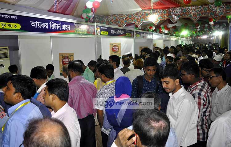 আয়কর মেলায় দর্শনার্থীদের একাংশ। ছবি : বিপ্লব দিক্ষিৎ