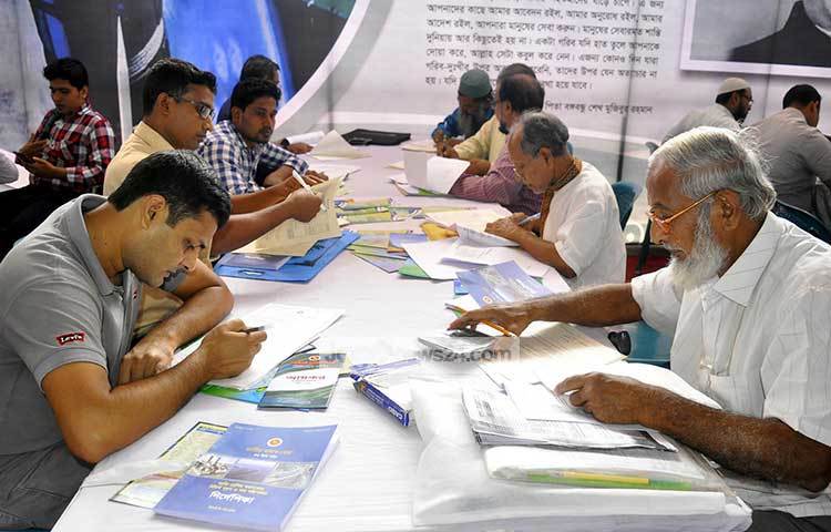 আয়কর মেলায় আগতদের সেবা দিচ্ছে রাজস্ব বোর্ডের কর্মকর্তারা। ছবি : বিপ্লব দিক্ষিৎ