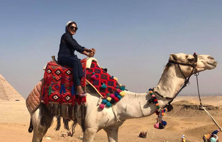 উটের পিঠে চড়ছেন তিশা। তার পেছনে মিশরের ফারাও রাজাদের সমাধিস্থল বিশ্ববিখ্যাত পিরামিড।