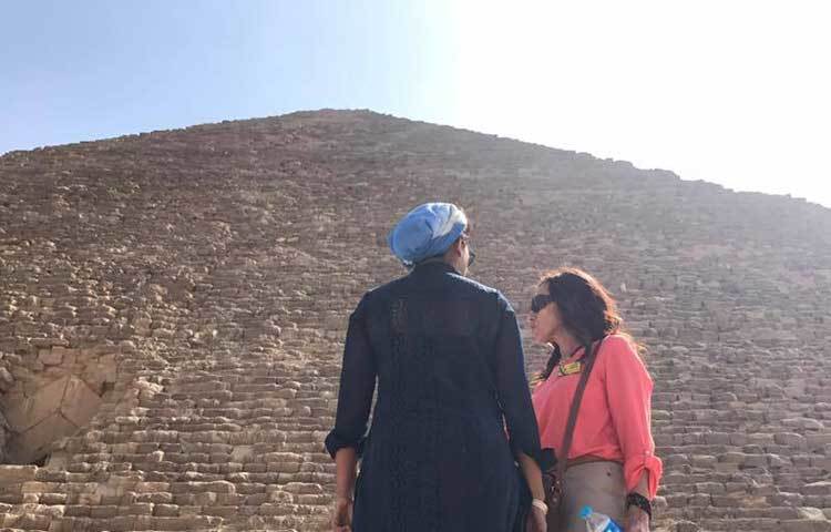 পিরামিড দেখছেন তিশা। এ সময়ে অন্য এক দর্শনার্থীর সঙ্গে কথা বলছেন।