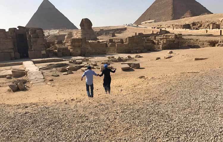 জীবনসঙ্গী মোস্তাফা সরয়ার ফারুকীর সঙ্গে পিরামিড কাছ থেকে দেখার জন্য এগিয়ে যাচ্ছেন তিশা।