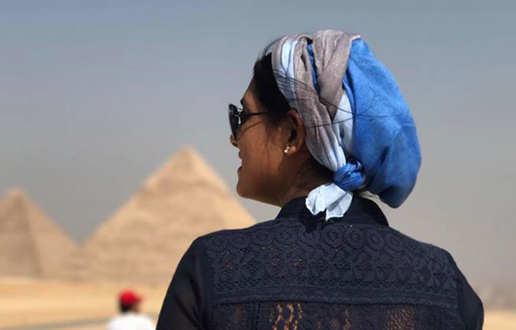 তিশা বিস্ময় ভরা চোখে পিরামিডের দিকে তাকিয়ে আছেন।