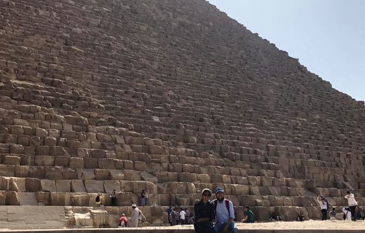 পিরামিডের পাদদেশে বসে ফটোশেসনে তিশা-ফারুকী।