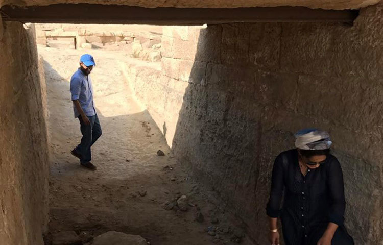 তিশা-ফারুকী পিরামিড দেখতে গিয়ে স্বতঃস্ফূর্ত সময় কাটাচ্ছেন।