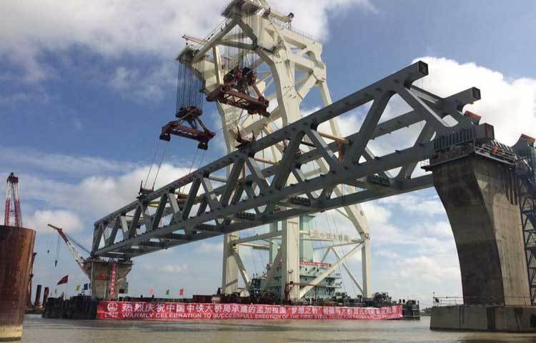 শরীয়তপুরের জাজিরা পয়েন্টে পদ্মা বহুমুখী সেতুর প্রথম স্প্যান বসানো হয়েছে। আর এ স্প্যান বসানোর মধ্য দিয়েই দৃশ্যমান হয়েছে দক্ষিণাঞ্চলের ২১ জেলার মানুষের স্বপ্নের পদ্মা সেতু।