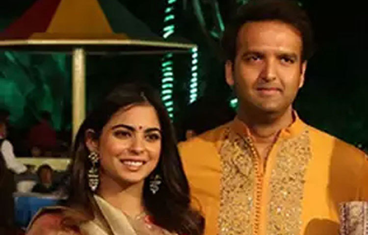 বিয়ের পিঁড়িতে বসছেন ঈশা আম্বানী। তাই ভারত জুড়ে চলছে নানা আলোচনা সমালোচনা।