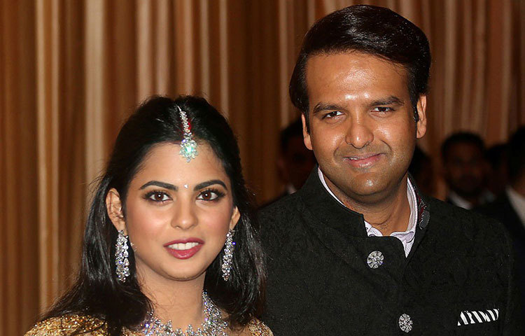 শুক্রবার মুম্বইয়ের বান্দ্রা কুর্লা কমপ্লেক্সের জিও গার্ডেনে এই মুহূর্তে দেশের সবচেয়ে আলোচিত গ্র্যান্ড রিসেপশনটি সেরে ফেললেন ইশা আম্বানী ও আনন্দ পিরামল। ছিল অনুষ্ঠান ও খাওয়াদাওয়ার বিরাট আয়োজন। এ দিনও নবদম্পতিকে শুভেচ্ছা জানাতে আসেন অসংখ্য বলিউডি তারকা, শিল্পপতি ও রাজনৈতিক ব্যক্তিত্ব।