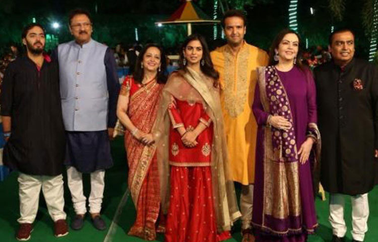 শনিবার রিলায়েন্স ও পিরামল গ্রুপের জন্য থাকছে বিশেষ রিসেপশন। আম্বানী পরিবারের গৃহদেবতা শ্রীনাথের পুজো দিয়ে আজ শুরু হচ্ছে বিয়ের অনুষ্ঠান। এরপর রয়েছে হলদি সেরিমনি।