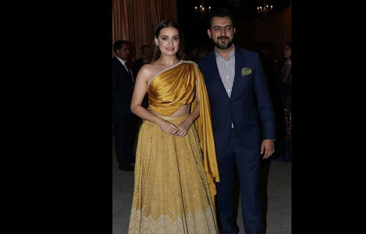 জমকালো সোনালি পোশাকে দিয়া মির্জাও এলেন তার স্বামী সাহিল সঙ্ঘের সঙ্গে। নীল ফর্মালে হ্যান্ডসাম সাহিলকে আরও গ্লামারাস দেখাচ্ছিল। সাহিল ও দিয়ার যৌথ উপস্থিতি এ দিনের সন্ধেকে আরও আনন্দঘন করে তোলে।