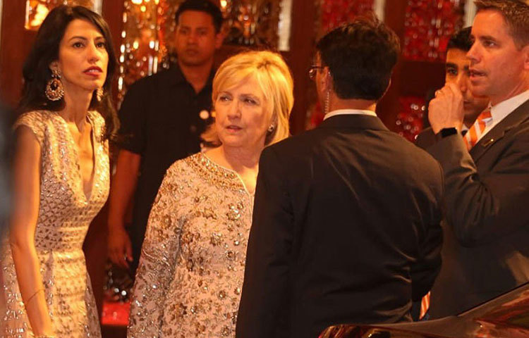 প্রাক্তন মার্কিন ফার্স্ট লেডি হিলারি ক্লিনটন ও মার্কিন রাজনীতিবিদ হুমা আবেদিন সন্ধের দিকেই চলে এসেছিলেন অ্যান্টিলিয়ায়। দু’জনের পরনেই ছিল ভারতীয় পোশাক। এসেছিলেন জন কেরিও। বলিউড তারকাদের সঙ্গে নাচতেও দেখা যায় তাদের।