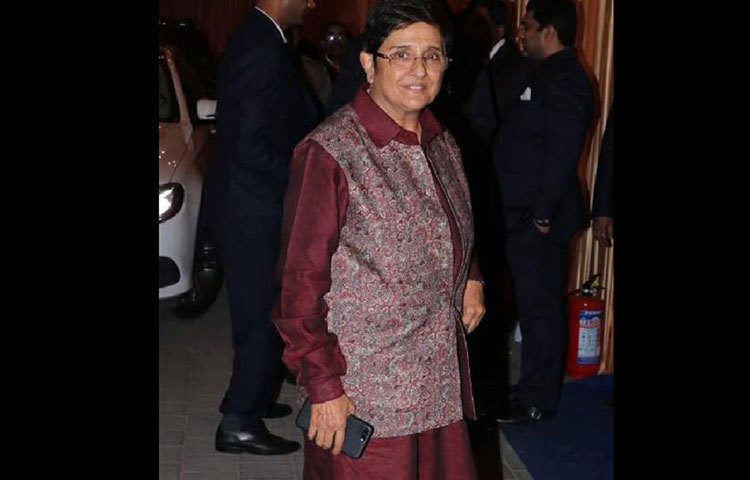 মেরুন রঙের সালোয়ার-কুর্তা ও কোট পরে উপস্থিত ছিলেন প্রাক্তন আইপিএস ও বর্তমানে পুদুচেরির লেফটেন্যান্ট গভর্নর কিরণ বেদীও।