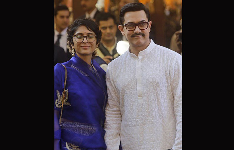 ঈশা আম্বানীর বিয়েতে বলিউড জগতের কোন তারকা উপস্থিত ছিলেন না তা বলা মুশকিল। বলিউড বাদশা শাহরুখ খান এসেছিলেন স্ত্রী গৌরীর সঙ্গে। তবে প্রথমেই হাজির হন আমির খান। সঙ্গে ছিলেন স্ত্রী কিরণ রাও।