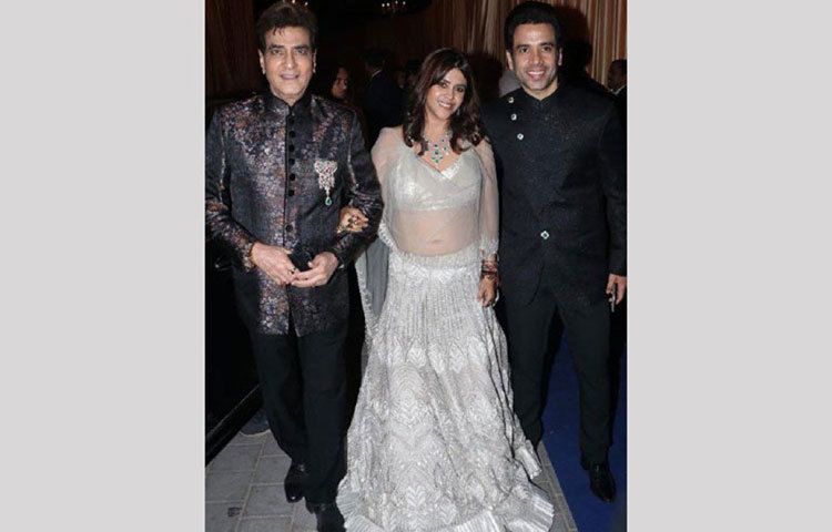 ছেলে তুষার কাপুর ও মেয়ে একতা কাপুরের সঙ্গে এ দিন হাজার ছিলেন জিতেন্দ্রও। অনুষ্ঠানে অংশও নিলেন তারা। কালো শেরওয়ানিতে বাবা ও ভাইয়ের মাঝে দুধসাদা পোশাকে একতার উপস্থিতি এই পার্টিকে আরও জমকালো করে তোলে।