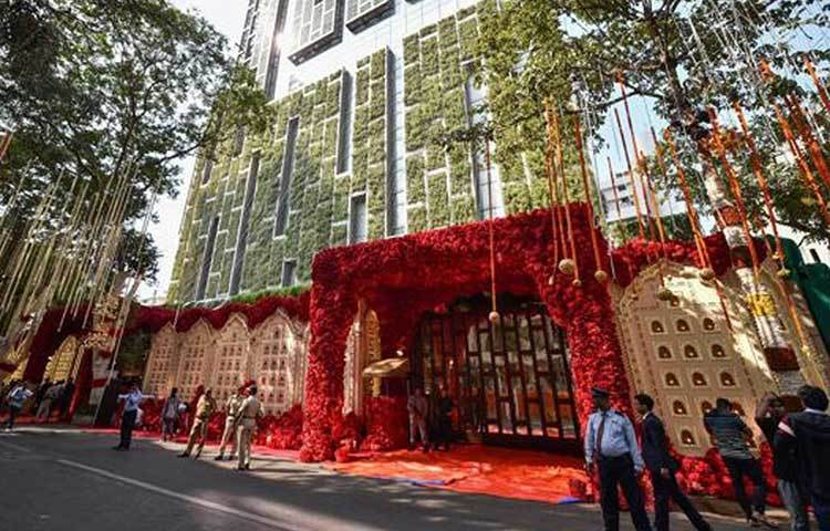 ভিভিআইপি অতিথিদের কারণে অতিরিক্ত পুলিশ মোতায়েন করা হয়েছে অ্যান্টিলিয়ার সামনেই। সন্ধে থেকেই এই চত্বরে নিরাপত্তারক্ষীদের সংখ্যা আরও বাড়বে বলেই জানিয়েছে সংবাদ সংস্থা।