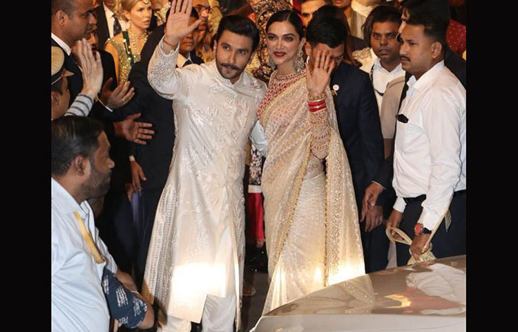 সদ্যবিবাহিত দীপিকা পাড়ুকোন ও রণদীপ সিংহ এসেছিলেন। দীপিকার জারদৌসি শাড়ি মন কেড়েছে প্রত্যেকের।