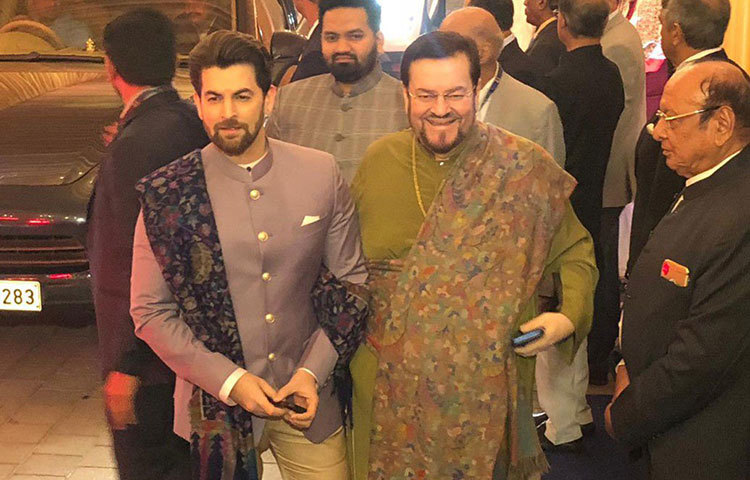 বলিউডের অন্যতম উজ্জ্বল উপস্থিতির মধ্যে নীল নিতিন মুকেশও ছিলেন। যখন অনুষ্ঠান কিছুটা গড়িয়েছে, তখনই বাবার সঙ্গে জিও কমপ্লেক্সে হাজার হলেন নীল। এ ছাড়াও সুভাষ ঘাই, বোমান ইরানি, মধুর ভান্ডারকর, আদনান শামি প্রমুখরা সপরিবার উপস্থিত ছিলেন এই অনুষ্ঠানে।