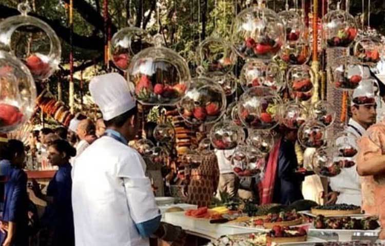 আম্বানী কন্যার মেয়ের প্রি-ওয়েডিংয়েই ছিল পৃথিবীর প্রায় প্রতিটি দেশের ডেজার্ট। ছিল এলাহি খানাপিনার আয়োজন। ৬০০-৮০০ জন অতিথির আসার কথা এই বিয়েতে। ঈশা-আনন্দের বিয়ের নৈশভোজেও পৃথিবীর সেরা শেফদের রান্নাই নাকি থাকছে, জানিয়েছে সূত্র।