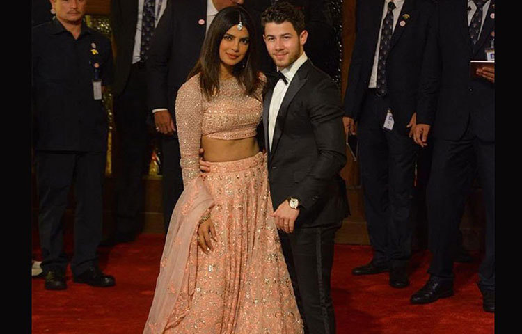 ঈশা অম্বানীর বিয়েতে প্রিয়াঙ্কা এলেন জমকালো লেহেঙ্গাতে। সঙ্গে ছিলেন স্বামী নিক জোনাস।