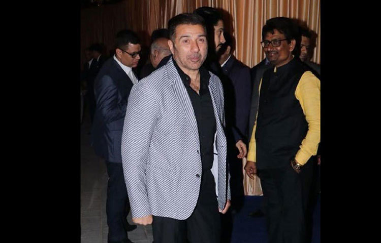 ধূসর ও কালো রঙের স্ট্রাইপ কোট পরে একটু রাত বাড়তেই হাজির হলেন সানি দেওল। মঞ্চে তখন জমকালো সঙ্গীতানুষ্ঠান চলছে। অতিথিদের ভিড়ে মিশে খানিক নাচলেনও তিনি।