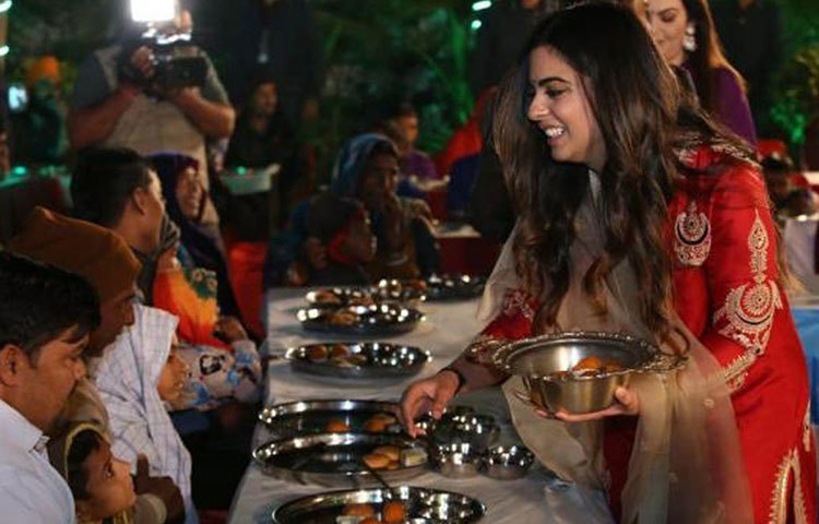 আম্বানী কন্যার মেয়ের বিয়েতে ৭০০ কোটি টাকার উপরে খরচ হচ্ছে, বেশ কয়েকটি সংবাদ মাধ্যম এমনই খবর প্রকাশ করেছিল। যদিও অন্য কয়েকটি সংবাদ মাধ্যম জানায়, ৭০ থেকে ৮০ কোটি টাকা খরচ হচ্ছে ঈশার বিয়েতে। আম্বানী পরিবারের তরফে যদিও এ নিয়ে কিছু বিবৃতি দেওয়া হয়নি। তবে মেয়ের বিয়েতে যে বিপুল বৈভবের আয়োজন করেছেন আম্বানী তা বলাই বাহুল্য।