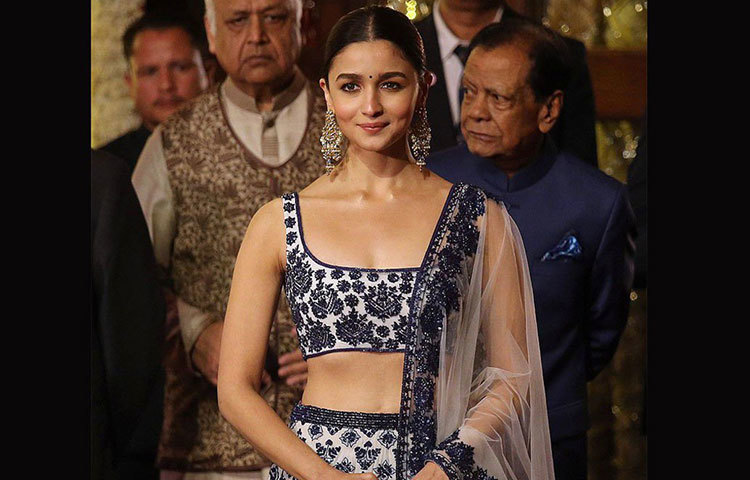আলিয়া ভট্টের ক্রপ টপ লেহেঙ্গা ও সনাতনী সাজ দেখে ক্যামেরার ঝলক তো থামতেই চাইছিল না। আলিয়ার ডিজাইনার ছিলেন মণীশ মলহোত্র।