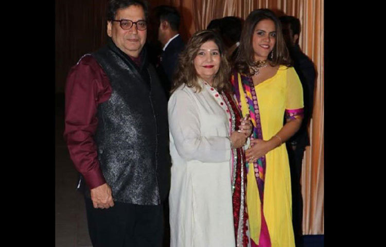 যখন ঈশা ও আনন্দ অতিথিদের আপ্যায়ণে ব্যস্ত ছিলেন, তখন জাভেদ আলি ব্যস্ত ছিলেন তার সুরেলা গলা দিয়ে অতিথিদের আনন্দ দিতে। জাভেদের গান এ দিন অনুষ্ঠানে আলাদা মাত্রা যোগ করে।