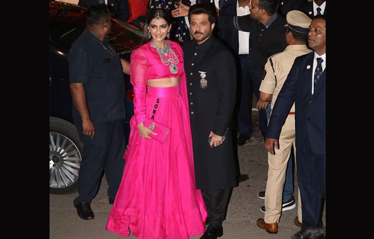 সোনাম কাপুর এসেছিলেন বাবা অনিল কাপুরের সঙ্গে। শহিদ কাপুর এসেছিলেন স্ত্রী মীরা রাজপুতের সঙ্গে।