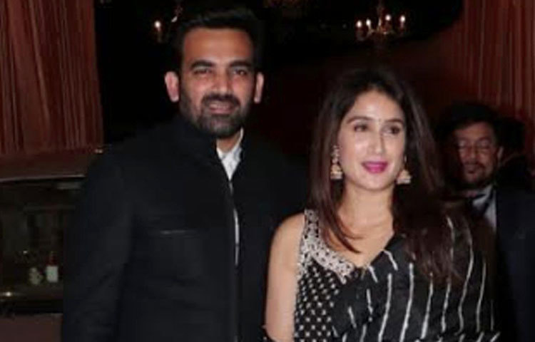 একটু রাতের দিকে স্ত্রী বলিউড অভিনেত্রী সাগরিকা ঘাটগের সঙ্গে অনুষ্ঠানে এলেন ভারতীয় ক্রিকেটার জাহির খান। দু’জনেই ম্যাচিং করে কালো পোশাকে সেজেছিলেন। এ দিন গানের জলসাতেও মেতে উঠলেন দু’জন।