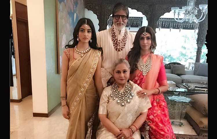 বচ্চন পরিবারের প্রত্যেকেই এসেছিলেন। শ্বেতা বচ্চন তার বাবা অমিতাভ, মা জয়া ও মেয়ের সঙ্গে একটি ছবিও পোস্ট করেন ইনস্টাগ্রামে। বচ্চন পরিবারে সবার প্রথমে নজর ছিল যার দিকে তিনি যদিও পরে আসেন।