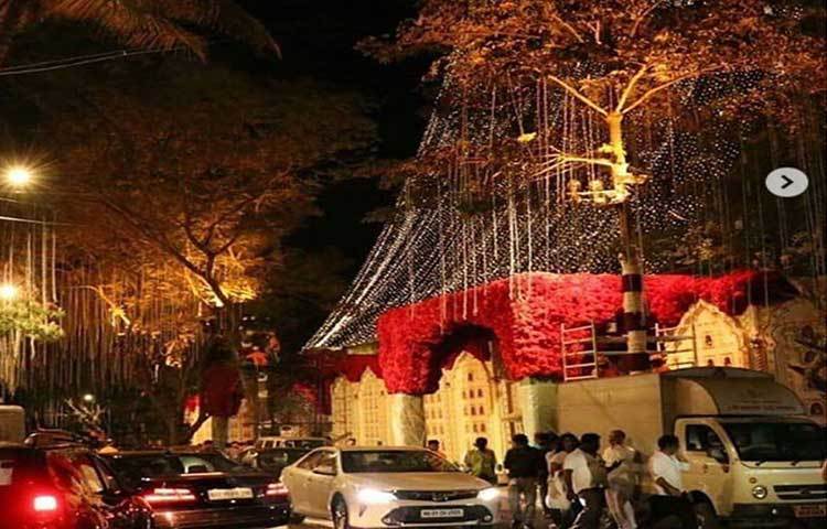 বিশ্বের অন্যতম বহুমূল্য ব্যক্তিগত আবাসন এটি। প্রতিমাসে এই বাড়ির বিদ্যুতের খরচই নাকি ৭০ লাখের উপরে। সেই অ্যান্টিলিয়াই সেজে উঠেছে গোলাপের তোড়া ও প্রদীপের আলোয়। এখানেই যে আনন্দ পিরামলের সঙ্গে গাঁটছড়া বাঁধছেন ঈশা। অ্যান্টিলিয়ায় কারা যোগ দেবেন আজ আম্বানী কন্যার বিয়ের অনুষ্ঠানে?